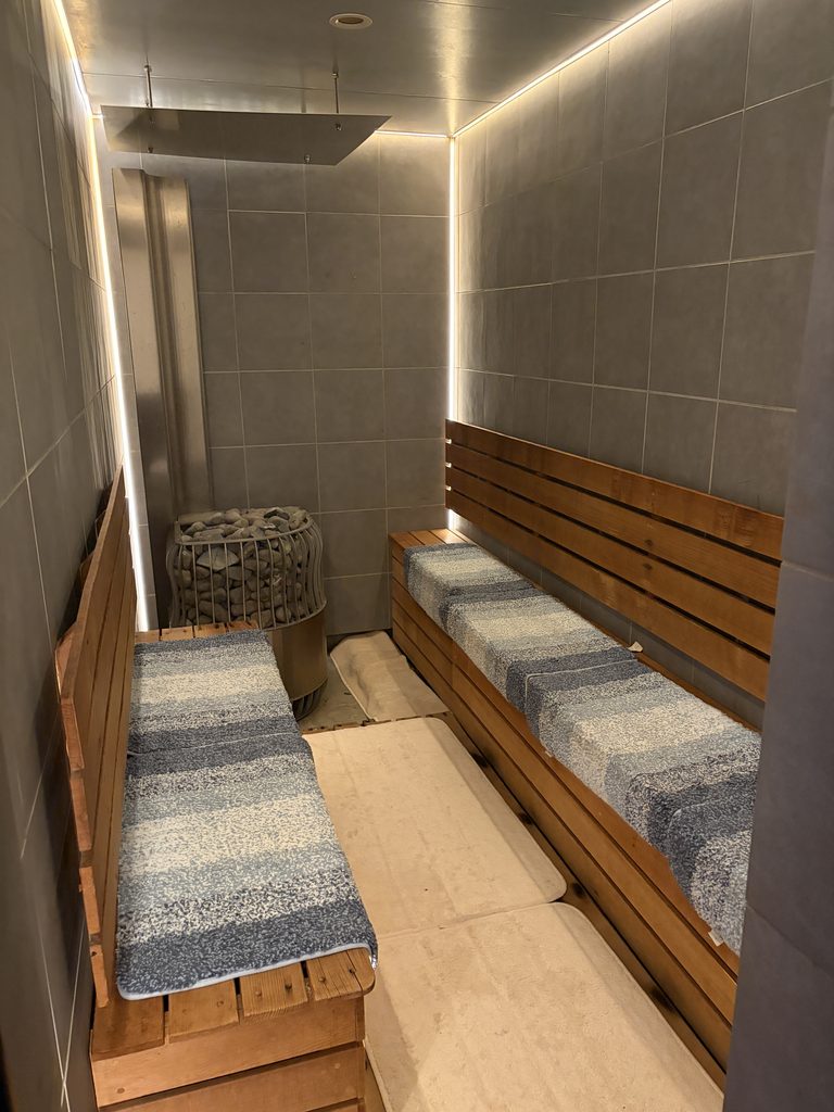 SAUNA VERSEのサウナ室とサウナストーブ